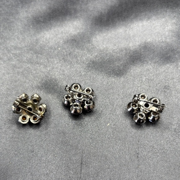 Elegant Silver Crystal Flower brooch - Picture 2 of 2